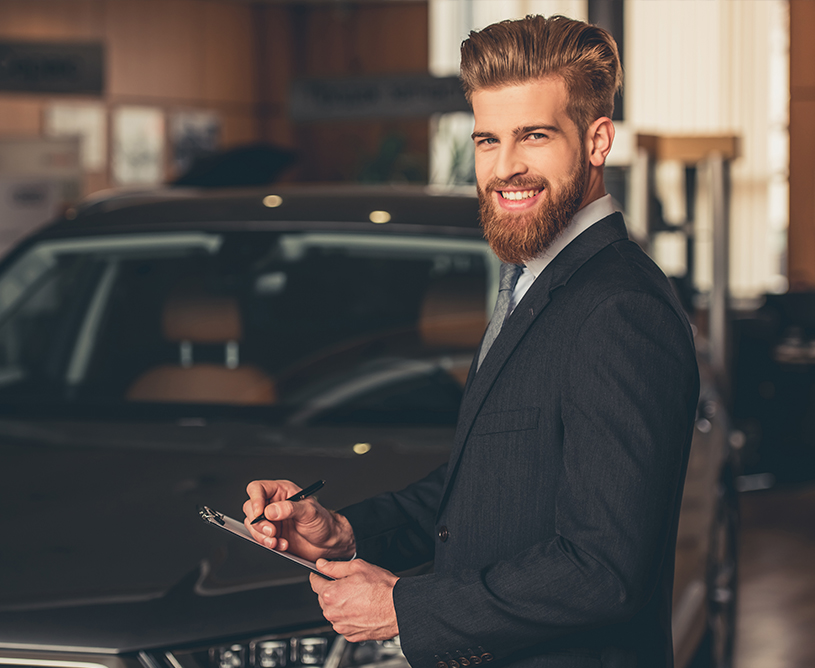 Working together on project. Two young business colleagues worki Stellenausschreibung zur Verkaufsassistenz